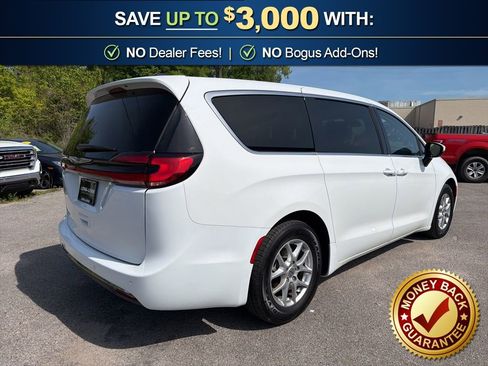 Used 2023 Chrysler Pacifica Touring-L image 5