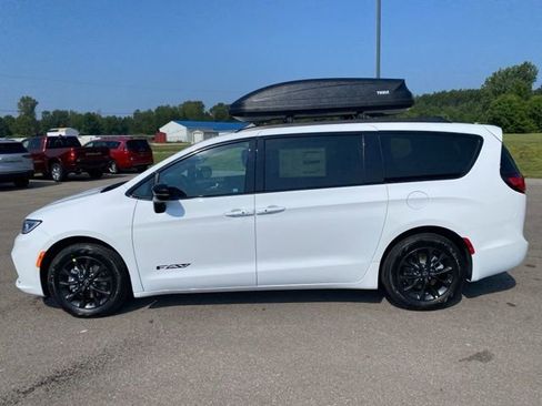 New 2025 Chrysler Pacifica Select w/ Fav Edition Package FWD image 2