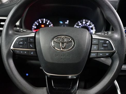 Used 2021 Toyota Highlander L FWD image 12