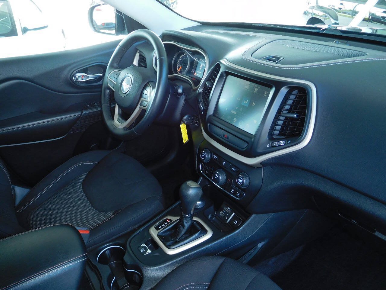 Used 2017 Jeep Cherokee Latitude w/ Cold Weather Group AWD/4WD image 15