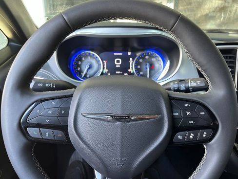 Used 2023 Chrysler Pacifica Touring-L w/ S Appearance Package AWD/4WD image 4