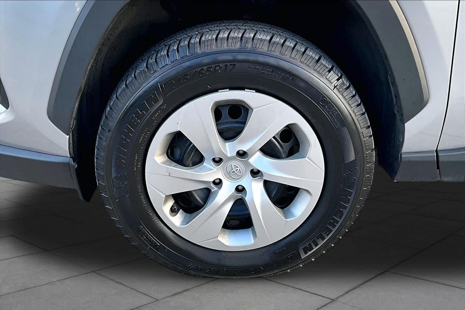 Used 2021 Toyota RAV4 LE AWD/4WD image 10