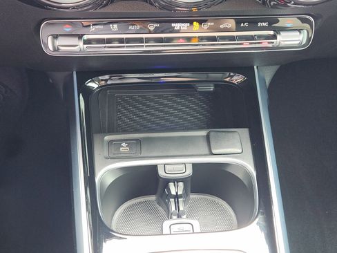 Used 2025 Mercedes-Benz GLB 250 image 12