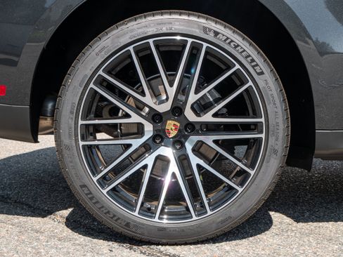Certified 2026 Porsche Macan AWD/4WD image 15