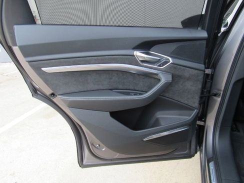Used 2019 Audi e-tron Prestige w/ Prestige Package image 19