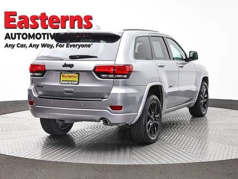 Used 2017 Jeep Grand Cherokee Altitude AWD/4WD image 5