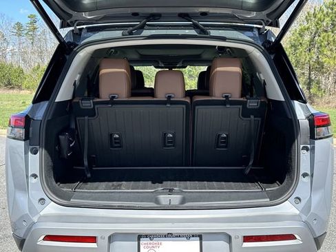 Certified 2025 Nissan Pathfinder Platinum w/ Lighting Package (N92) image 19