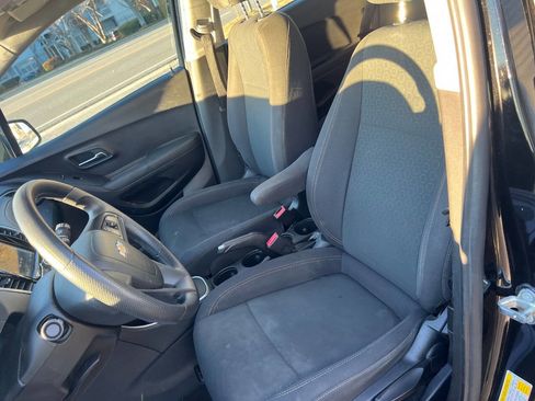 Used 2018 Chevrolet Trax LS image 14