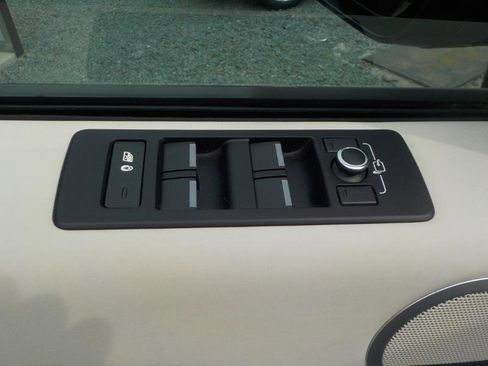 Used 2017 Land Rover Discovery HSE image 11