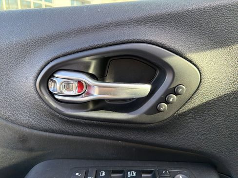 Used 2019 Jeep Cherokee Limited image 3