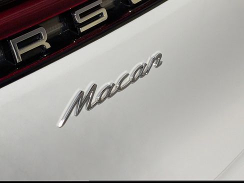 Certified 2025 Porsche Macan image 16