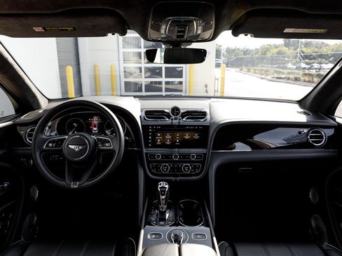 Used 2022 Bentley Bentayga image 4