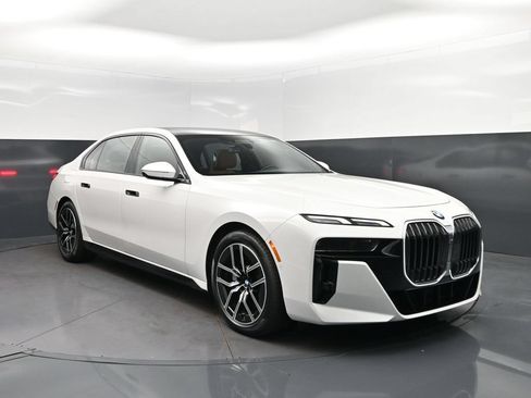 Used 2026 BMW 740i RWD image 9