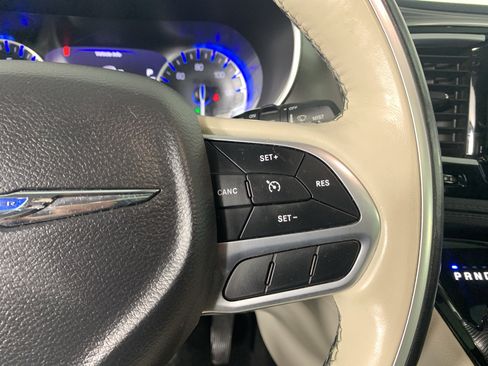 Used 2019 Chrysler Pacifica Limited FWD image 19