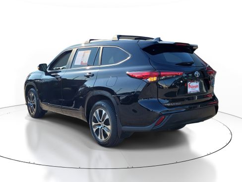Used 2023 Toyota Highlander XLE AWD/4WD image 3