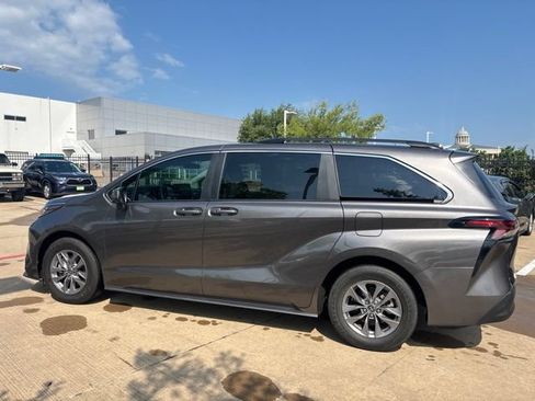Used 2024 Toyota Sienna LE FWD image 8