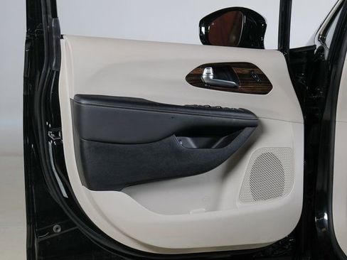 Used 2023 Chrysler Pacifica Limited FWD image 27