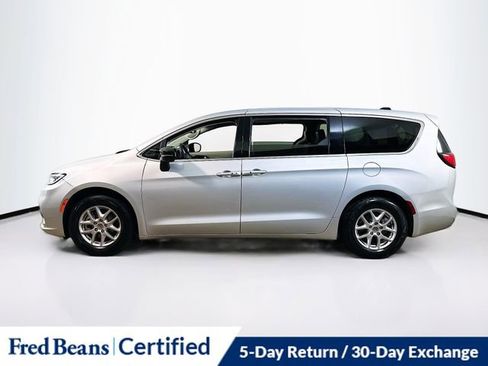 Used 2024 Chrysler Pacifica Touring-L image 4