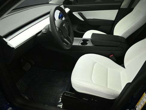 Used 2022 Tesla Model Y Long Range image 10