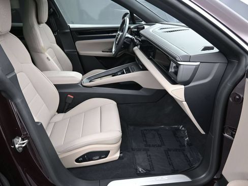 Certified 2025 Porsche Macan 4S Electric AWD/4WD image 29