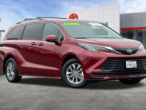 Used 2025 Toyota Sienna LE FWD image 2
