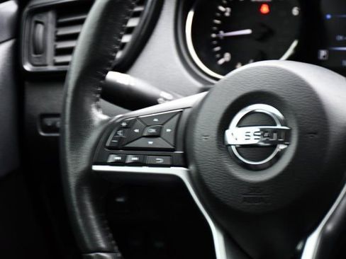 Used 2017 Nissan Rogue SV w/ SV Premium Package image 21