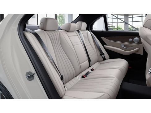 Used 2023 Mercedes-Benz E 350 4MATIC Sedan image 5
