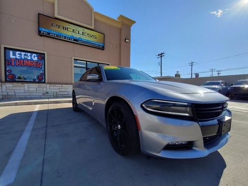 Used 2015 Dodge Charger SXT image 2