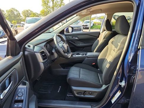 Used 2025 Nissan Rogue SV AWD/4WD image 16