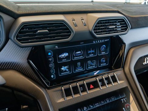 Used 2024 Lamborghini Urus Performante AWD/4WD image 18