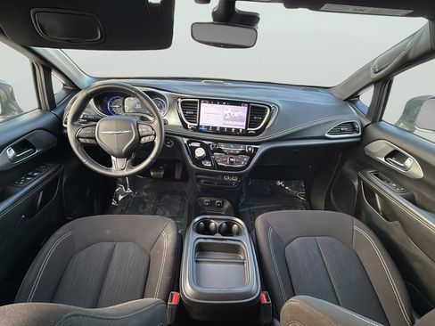 Used 2021 Chrysler Pacifica Touring w/ Uconnect Theater Family Group FWD image 14
