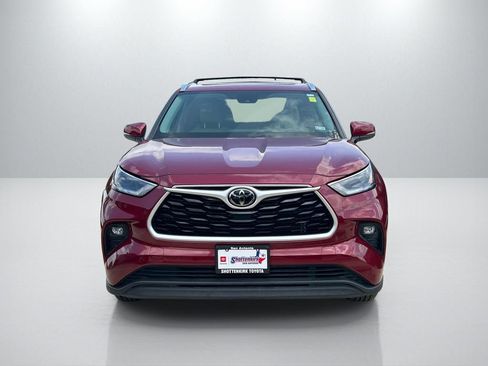 Used 2021 Toyota Highlander XLE AWD/4WD image 2