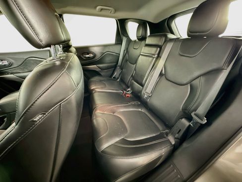 Used 2019 Jeep Cherokee Limited w/ Luxury Group FWD image 26