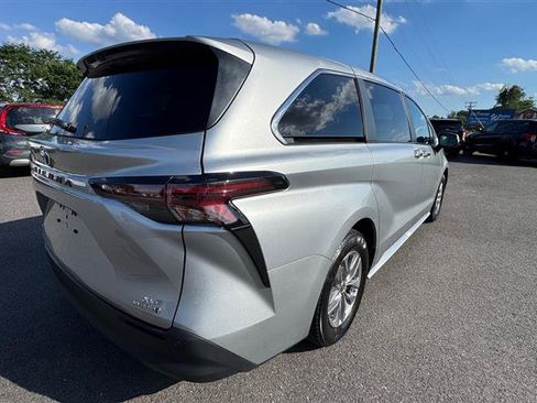 Used 2023 Toyota Sienna XLE AWD/4WD image 28