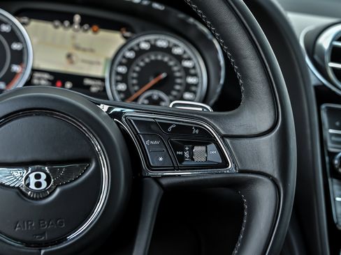 Used 2020 Bentley Bentayga AWD/4WD image 32