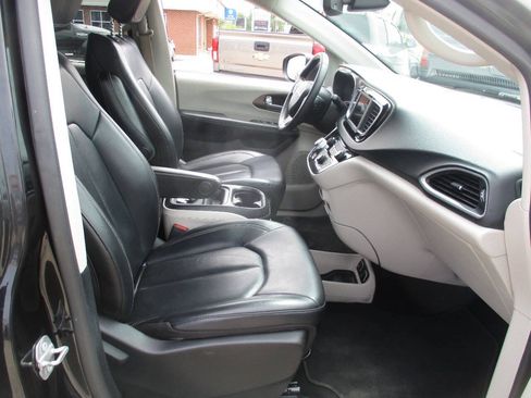 Used 2020 Chrysler Voyager Lxi FWD image 19