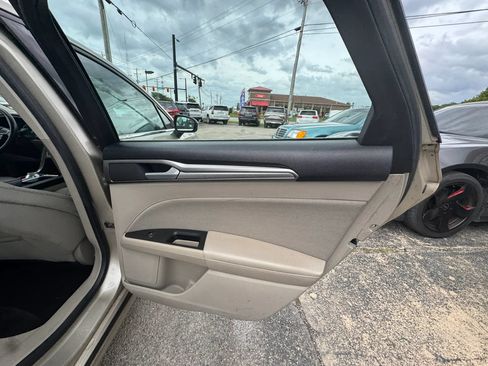 Used 2018 Ford Fusion SE w/ Fusion SE Technology Package FWD image 19