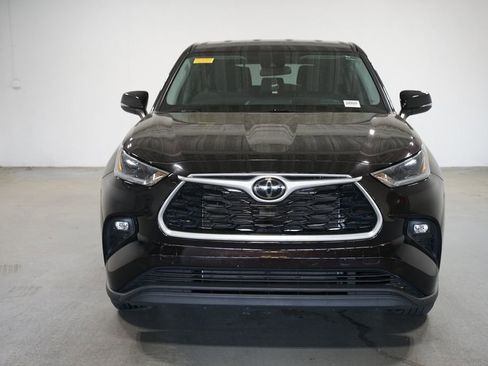 Used 2021 Toyota Highlander LE image 2