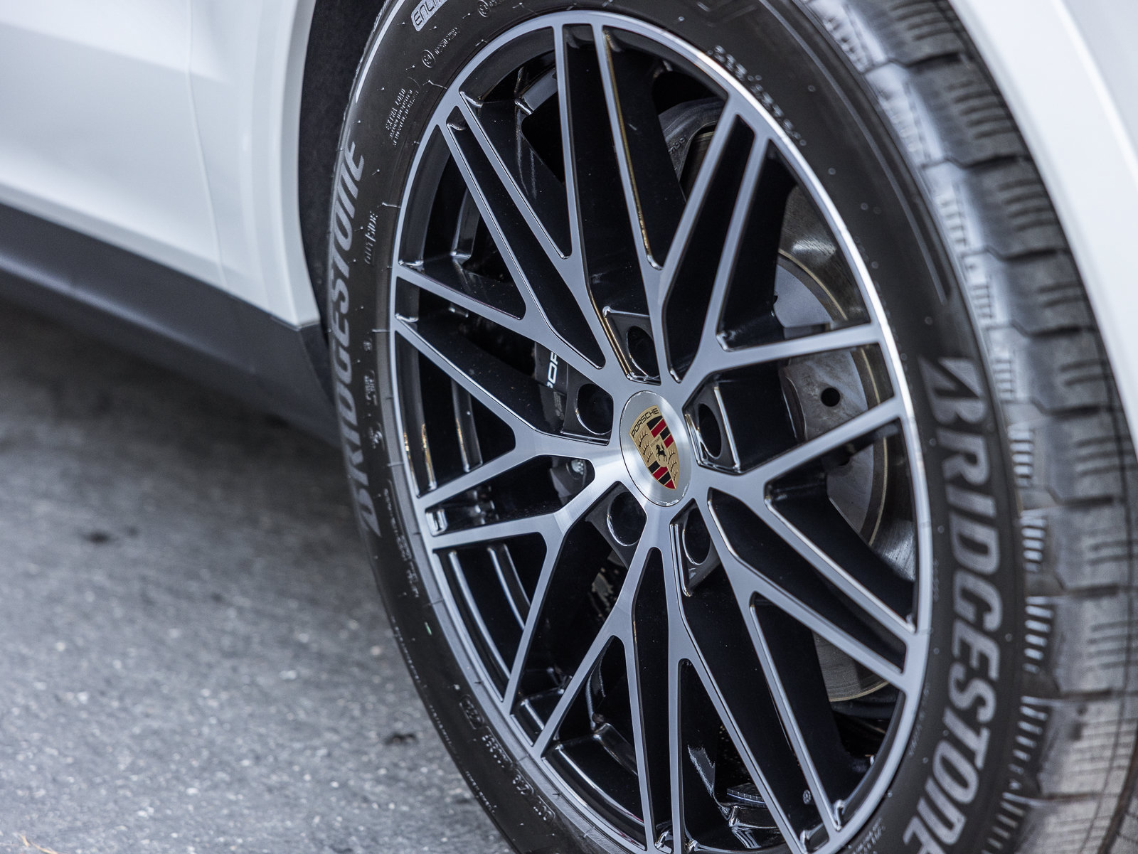 Certified 2025 Porsche Cayenne AWD/4WD image 25
