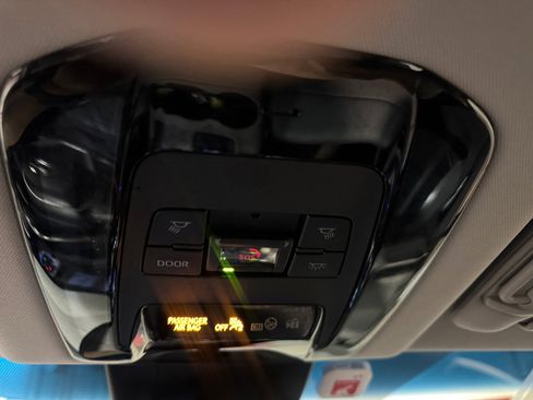 Used 2021 Toyota Venza LE w/ Carpet Mat Package (TMS) image 31