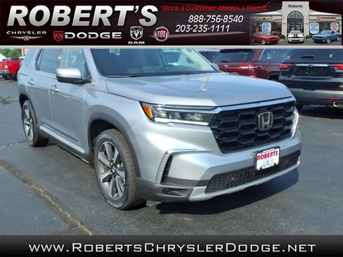 Used 2024 Honda Pilot Touring image 1