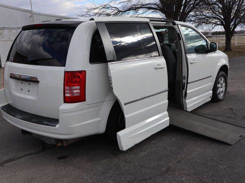 Used 2010 Chrysler Town & Country Touring image 6