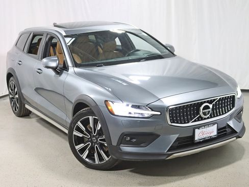 Used 2020 Volvo V60 T5 Cross Country image 6