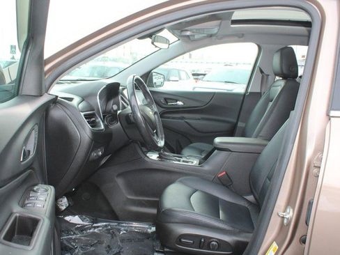 Used 2018 Chevrolet Equinox LT w/ Sun & Infotainment Package image 9