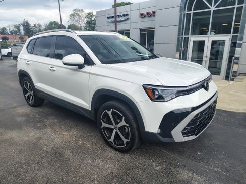 Used 2025 Volkswagen Taos SEL AWD/4WD image 2