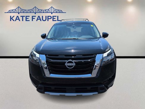 Used 2025 Nissan Pathfinder SL AWD/4WD image 2