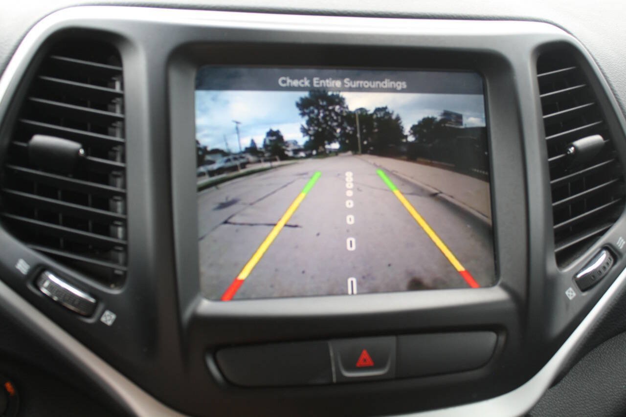 Used 2018 Jeep Cherokee Latitude Plus AWD/4WD image 12