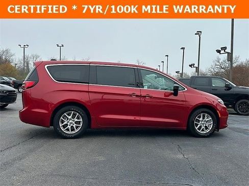 Certified 2024 Chrysler Pacifica Touring-L image 10