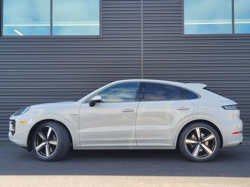 New 2025 Porsche Cayenne Turbo image 2