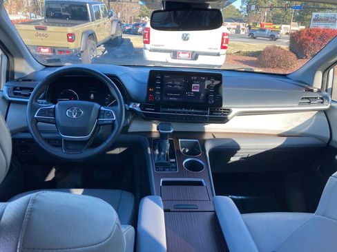 Used 2024 Toyota Sienna XLE image 12